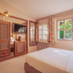 Zimmer mit Kingsize-Bett